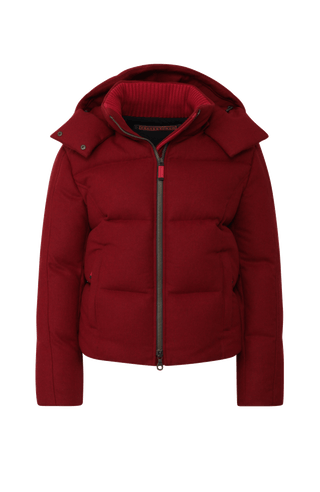 Winterjacke Isabel-L aus hochwertigem Loden, gefüttert mit zertifizierten Daunen, gerade Passform, etwas verkürzter Schnitt, abnehmbare Kapuze mit innenliegendem Strickbündchen, zwei versteckte Taschen, Zwei-Wege-Zipper. Auffallend weiche, angenehme Haptik wie Kaschmir. Dank der Daunenfüllung extrem warm. In der Farbe Rot (Farbe: poppy)