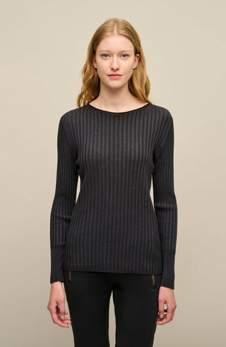 Locker geschnittener Damen-Rundhalspullover in schwarz, Modell 406601 CameliaDyed-RB- Vorderansicht am Model. Weiches Material mit geripptem Saum und Ärmelbündchen.