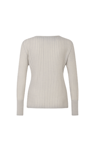 Locker geschnittener Damen-Rundhalspullover in beige, Modell 406601 CameliaDyed-RB- Rueckansicht. Weiches Material mit geripptem Saum und Ärmelbündchen.