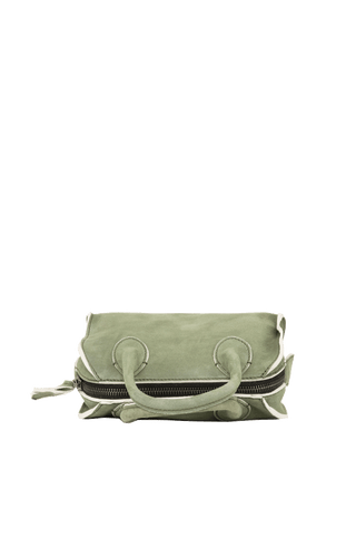 Shopper HamptonS-EL aus weichem ECO-Ziegenleder, innen mit Baumwolle gefüttert, offenkantige Nahtverarbeitung, Innentasche mit Knopfverschluss, zwei Trageriemen, Metallzipper, Boden innen mit Canvas verstärkt, außen mit Baumwoll-Cotton gefüttert, Frauenschuh Logo-Label am Außenzipper. In der Farbe Olivgrün (Farbe: olive)